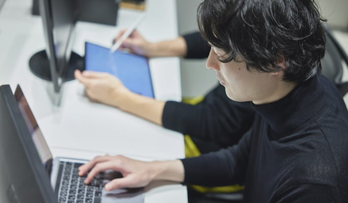 作業する社員の写真