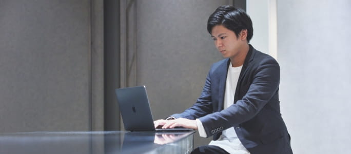 作業する社員の写真