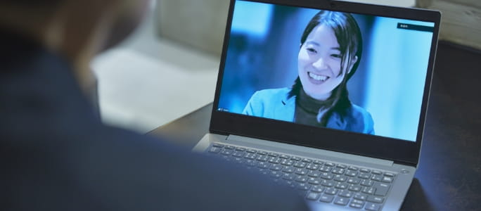 パソコンに映った女性の写真